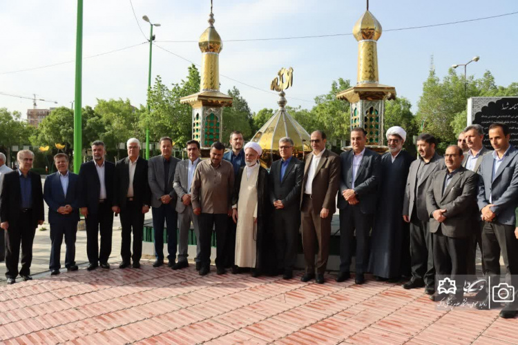 آیین گلباران گلزار مطهر شهدای اراک به مناسبت هفته سلامت برگزار شد