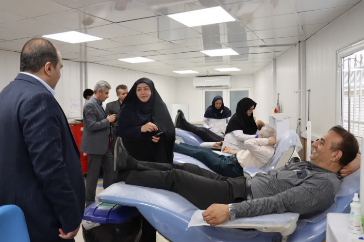 اهدا خون توسط رییس و اعضای هیات رییسه دانشگاه علوم پزشکی اراک به مناسبت روز ملی اهدا خون