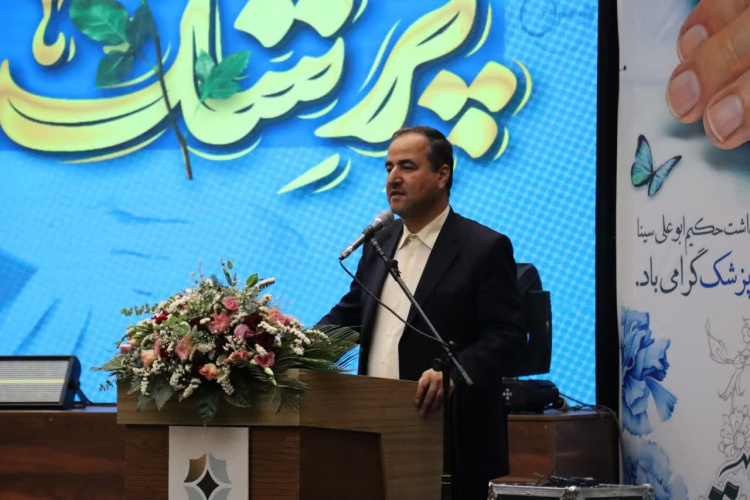 فرماندار اراک: قدردان جامعه نخبه پزشکی هستیم که قهرمانانه خدمت میکنند