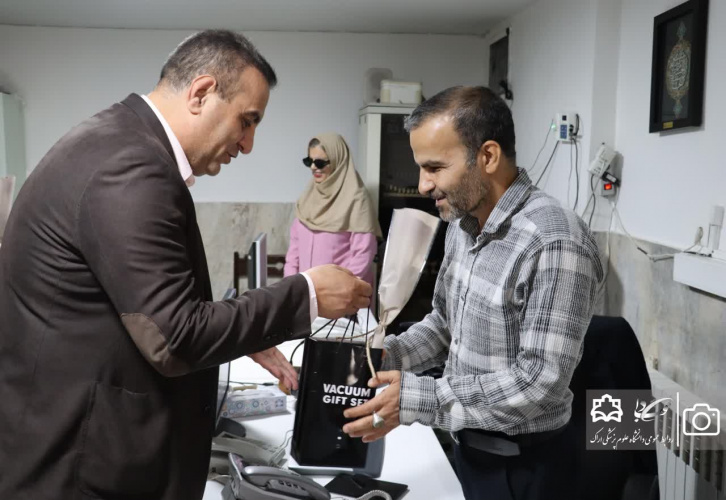 دیدار رئیس دانشگاه علوم پزشکی اراک با کارکنان روشندل ستاد دانشگاه به مناسبت روز عصای سفید